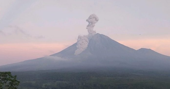 Semeru Kembali Erupsi, Awan Panas Guguran Meluncur Sejauh 3000 Meter