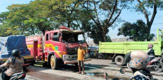 Menuju Lokasi Kebakaran di Gempol, Mobil Damkar Mala Ditabrak Truk Molen