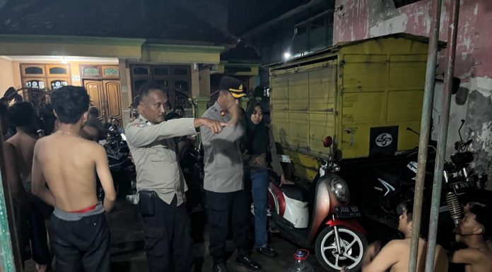 Dua Pemuda Rejoso Dikeroyok Sekelompok Pemuda hingga Pemotor Jatuh Usai Tabrak Pohon Pisang Penanda Jalan Rusak di Kraton | Koran Online 19 Mei