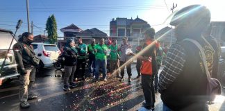 Ojol Pasuruan Tabur Bunga di Jalur Pantura untuk Rekan yang Tewas Kecelakaan, Bawa Tuntutan Perlindungan Sosial ke Demo Surabaya