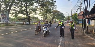 Brak! Hendak Menyeberang, Sopir Truk dan Warga Sambirejo Ditabrak Pemotor di Pantura Rejoso