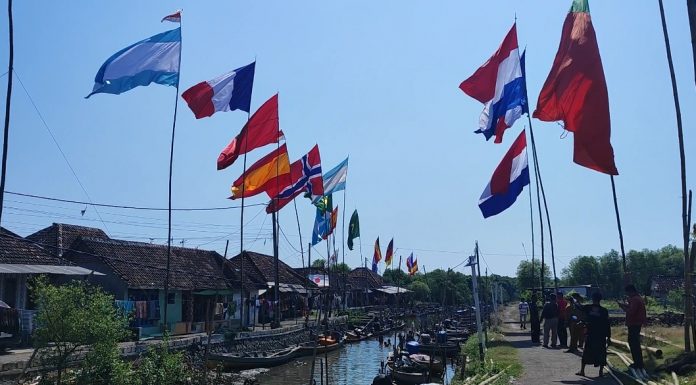 Kampung Gila Bola di Pasuruan Sambut Piala Dunia 2026, Ratusan Bendera Negara Peserta Berkibar