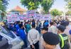 Protes Aturan Masuk Sekolah, Puluhan Warga Aksi dan Tanami Poster Sindiran di Depan Kantor Cabang Dinas Pendidikan Wilayah Pasuruan