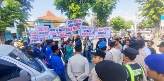 Protes Aturan Masuk Sekolah, Puluhan Warga Aksi dan Tanami Poster Sindiran di Depan Kantor Cabang Dinas Pendidikan Wilayah Pasuruan