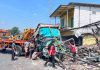 Diduga Rem Blong, Truk Muat Kertas Sasak Tujuh Bangunan dan Kendaraan di Depannya