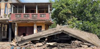 Diduga Tak Kuat Menanjak, Truk Hino Mundur hingga Robohkan Teras Rumah di Tutur