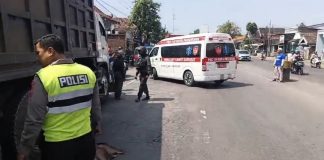 Pesepeda Lansia Meninggal Terserempet Dump Truk Tronton di Simpang Tiga Tambakrejo Pasuruan