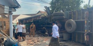Truk Diduga Alami Kerusakan Kemudi, Seruduk Dua Rumah dan Warung di Rejoso