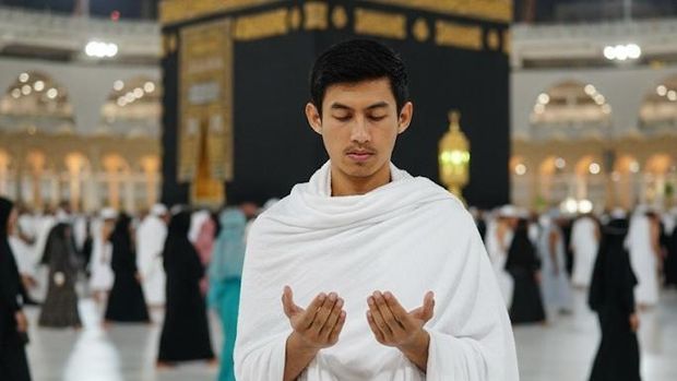 ilustrasi-foto-sendiri-di-depan-kabah-1758524866920_169