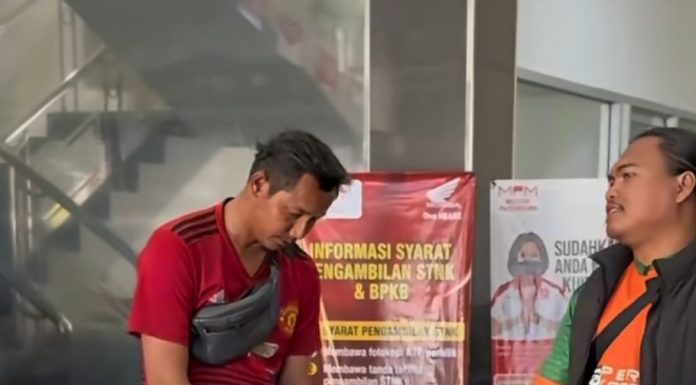 Laskar Sakera Peduli: Motor Terbakar Saat Antar Paket, Kurir JNT Dibelikan Motor Baru