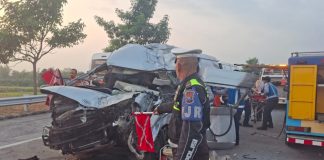 Diduga Sopir Mengantuk, Hiace Berisi WNA China Tabrak Truk di Tol Pandaan-Malang