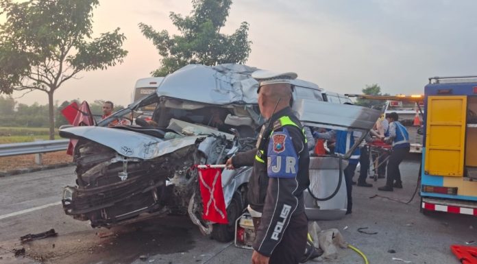 Diduga Sopir Mengantuk, Hiace Berisi WNA China Tabrak Truk di Tol Pandaan-Malang