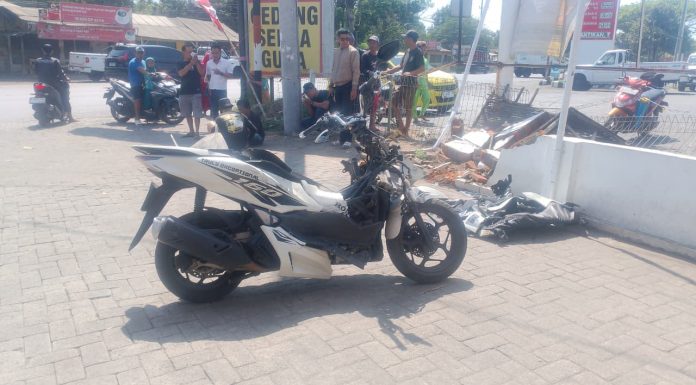 Diduga Hilang Konsentrasi, Mobil KDKMP Tabrak Honda PCX di Nguling