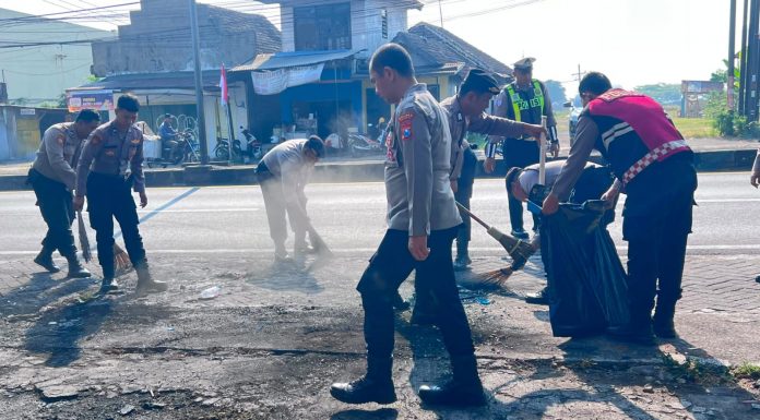 Konvoi Oknum Diduga Suporter Arema vs Bonek hingga 3 Mobil Patroli Polsek Sukorejo Dirusak Massa | Koran Online 12 Ags