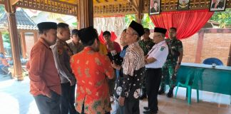 Puluhan Warga Datangi Balai Desa Bajangan, Minta Dua Perangkat Desa Mengundurkan Diri