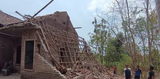 Angin Kencang Bikin Atap Rumah Warga Pakuniran Ambruk