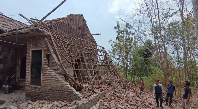 Angin Kencang Bikin Atap Rumah Warga Pakuniran Ambruk