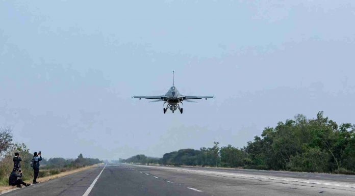 TNI AU Uji Coba Tol Paspro sebagai Landasan Darurat Pesawat Tempur