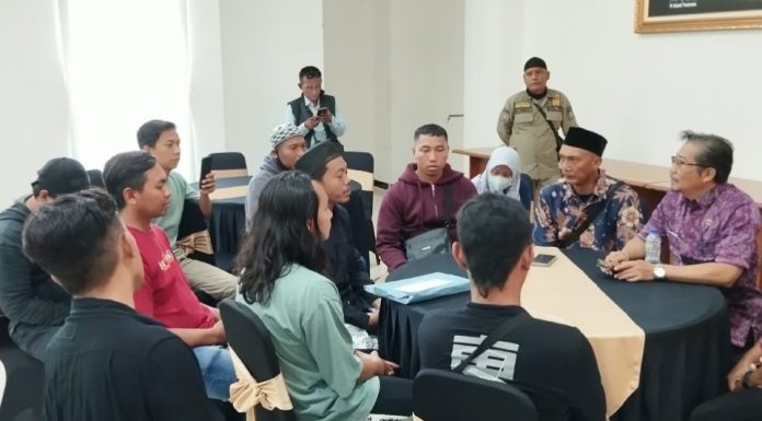 Datangi Kantor Pemkab, Warga Rejoso Kidul Kembali Desak Bupati Berhentikan Kades Hasanudin