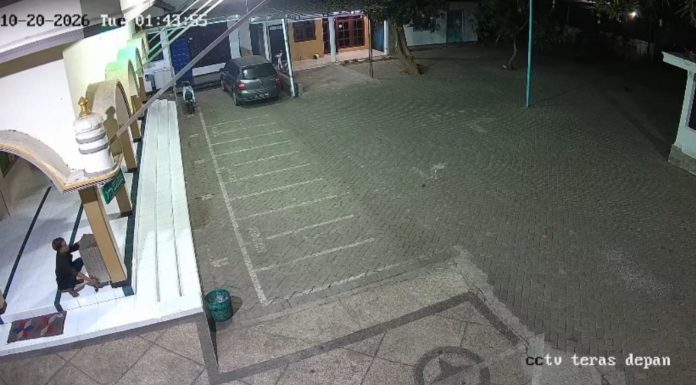 Terekam CCTV! Pria Curi Uang Kotak Amal Masjid Fathulloh Sebaung