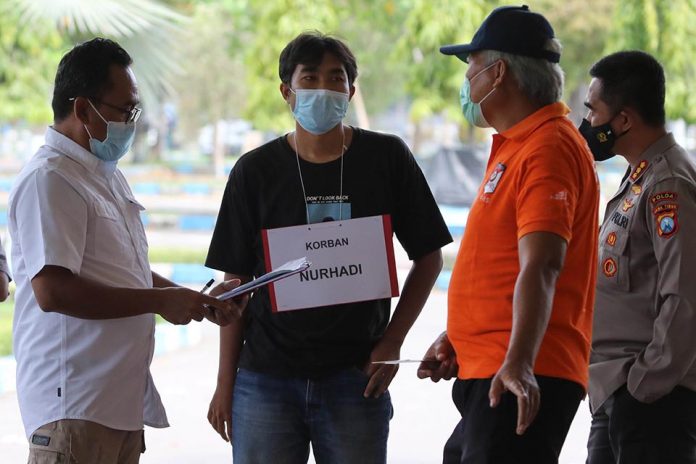 Polisi melakukan olah Tempat Kejadian Perkara (TKP) kasus dugaan kekerasan terhadap jurnalis Tempo bernama Nurhadi yang diduga dilakukan oleh oknum aparat, di area Graha Samudera Bumimoro, di Surabaya, Jawa Timur, Senin (29/3/2021).