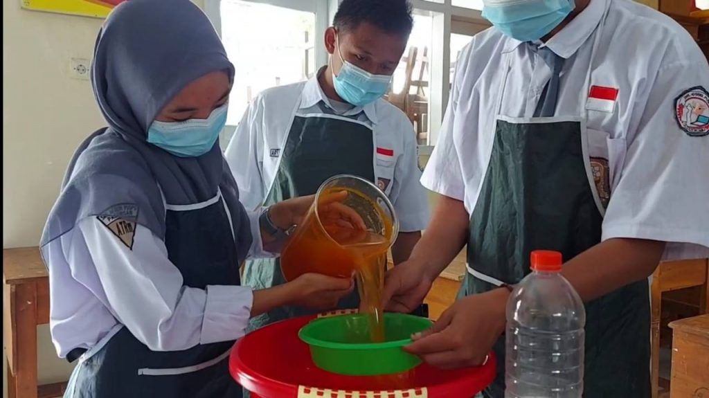 Keren, Pelajar di Lereng Gunung Bromo Bikin Suplemen untuk Sapi