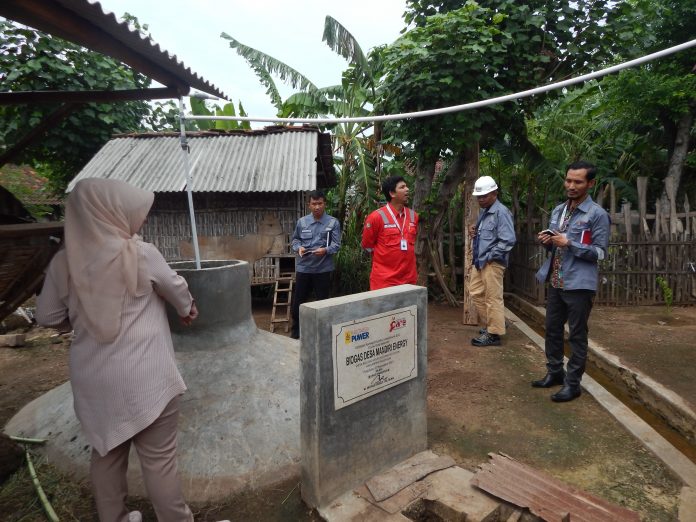CEK LANGSUNG: Pegawai PT Indonesia Power Grati POMU mengecek secara rutin keberlangsungan biogas di Desa Balunganyar Kecamatan Lekok. Program CSR unggulan IP ini mendapat apresiasi positif di masyarakat.