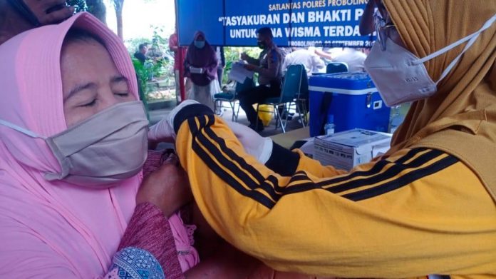 Kebut Vaksinasi, Polres Probolinggo Kota Sasar Pemulung TPA Anggrek