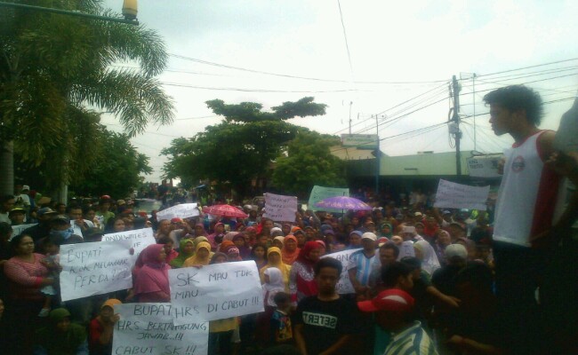 Tuntut SK Bupati Dicabut, Ratusan Warga Desa Candiwates 