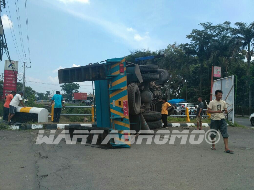 Bersihkan Sungai dari Puing Truk  Crane Dinas Pengairan 