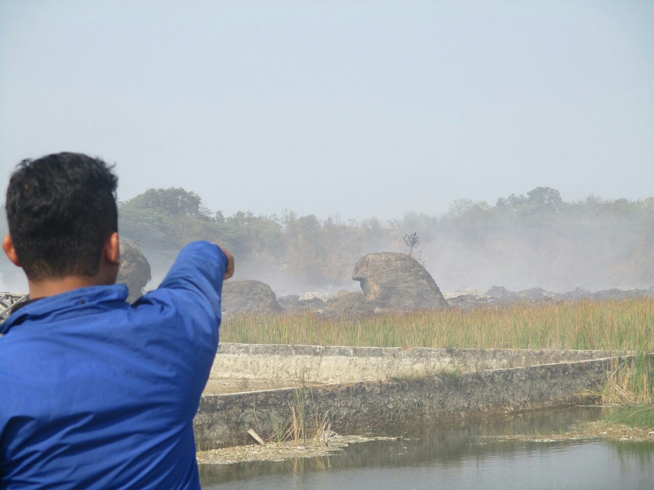  Pembakaran  Limbah Kertas  di Mojoparon Ganggu Pernafasan 