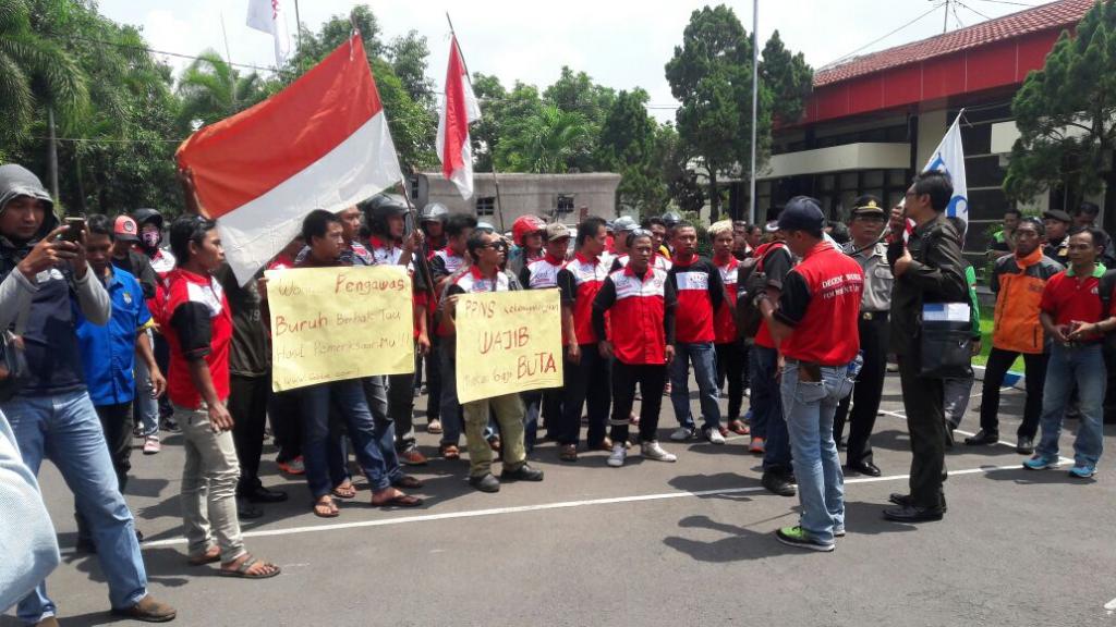 Tuding Pemerintah Tak Becus, KSBSI Demo BLK Pandaan - WartaBromo