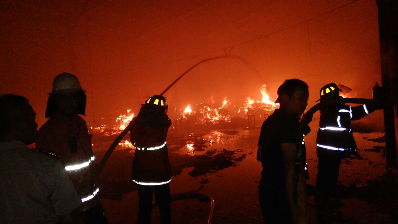 Sebelum Terbakar, Sempat Terdengar Ledakan dari Pabrik Kayu di Pandaan - WartaBromo