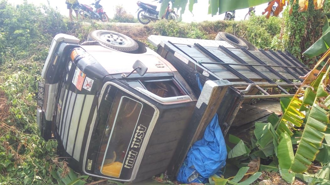  Truk  Terguling Saat Sopir Main Ponsel WartaBromo