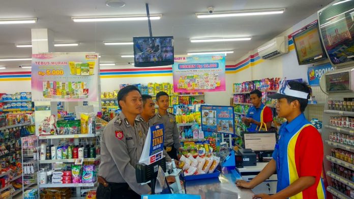 Maling Bersarung, Embat Motor Karyawati Toko Swalayan