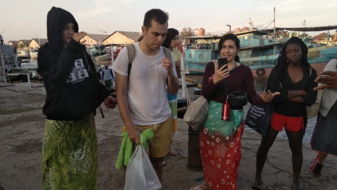Waduh! Ada Turis Berbikini di Gili Ketapang