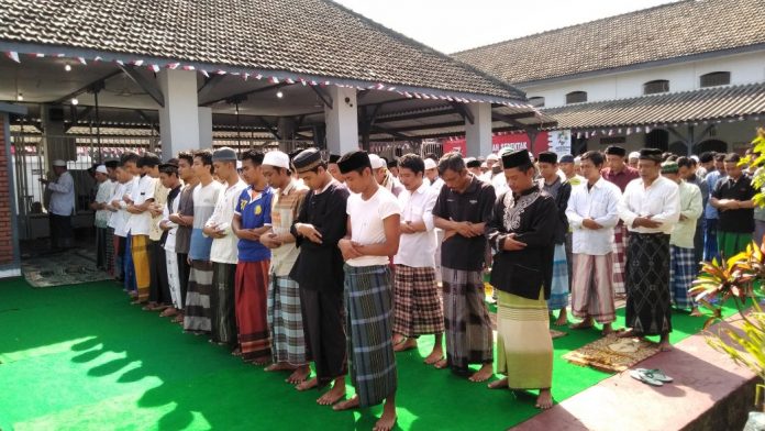 Penghuni Rutan Bangil Sholat Ghaib untuk Korban Gempa Lombok