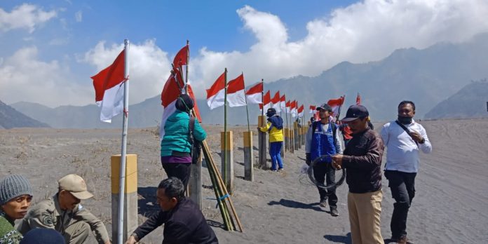 Bendera di lautan pasir