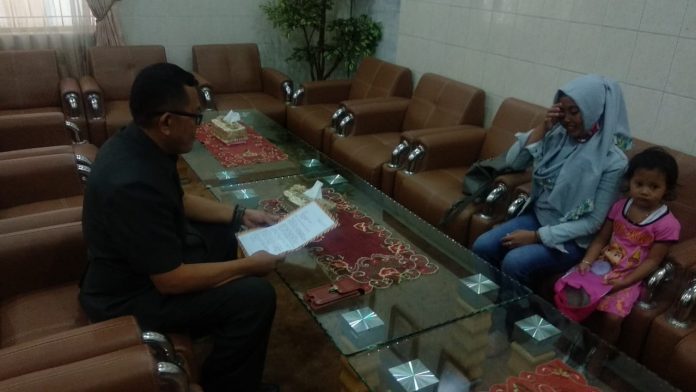 Gaji Sering Dipotong, Minati Wadul Dewan