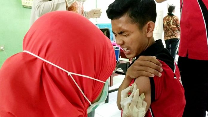 Imunisasi difteri di SMKN 1 Pasuruan