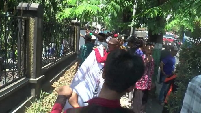 Warga Bulusari Demo Polres Pasuruan