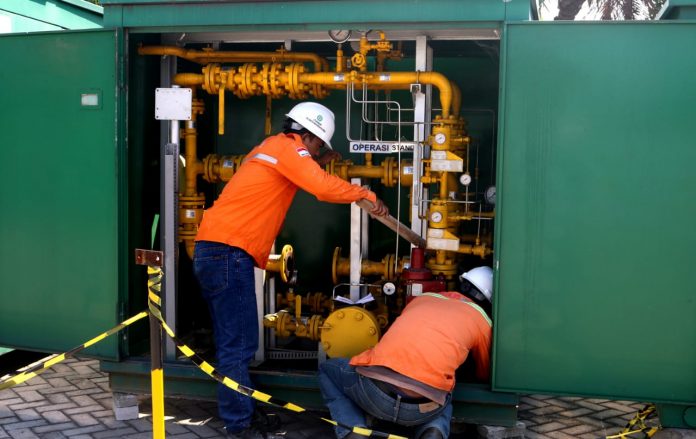 PANGKAS BIAYA PRODUKSI: Petugas memeriksa boks metering regulator system (MRS) yang akan dipasang di pabrik.