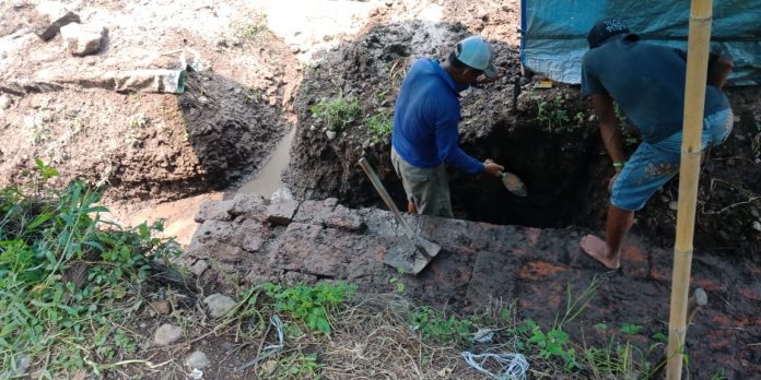 Petugas Balai Pelestarian Cagar Budaya (BPCB) Jawa Timur, ketika melakukan ekskavasi di lokasi temuan susunan bata, yang kemudian diyakini sebagai saluran air kuno.