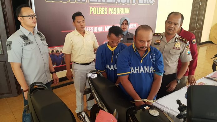 Riyono (40) dan Sukur Waras (24) warga Sukorejo, Kabupaten Pasuruan dipamerkan di Mapolres Pasuruan, Kamis (24/1/2019). Kedua jambret telah menewaskan seorang korban yang disasar.