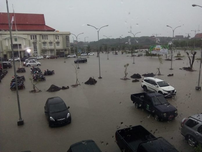 Saluran Jebol, Komplek Kantor Pemkab Pasuruan di Raci Dikepung Banjir