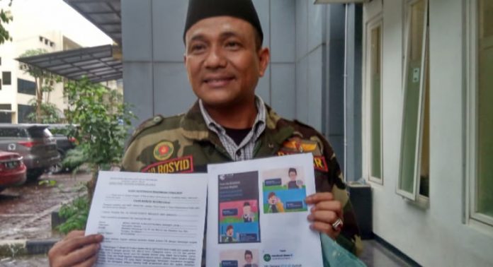 Abdul Rasyid, Sekretaris Bidang Kerjasama Satkorwil Banser Jawa Timur, menunjukkan meme kontroversi milik Tirto.id. (Foto: istimewa)