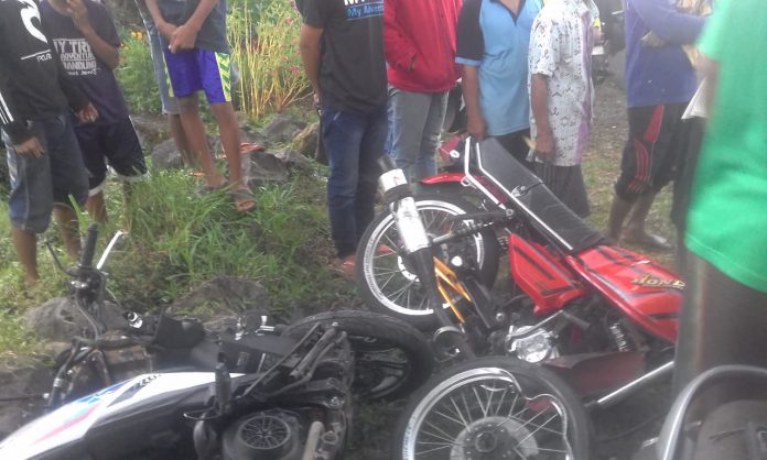GL100 tergeletak di jalan Desa Gunting, Sukorejo, setelah terlibat kecelakaan dengan Beat dan Scoopy. (Foto: istimewa).