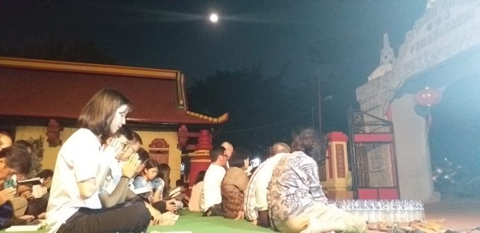 Semangat Waisak di Kelenteng Sumber Naga setelah Terbakar