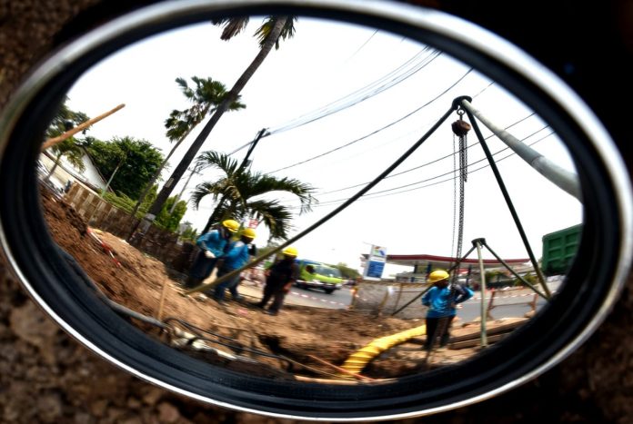 Sejumlah pekerja tengah beraktivitas lakukan penggalian untuk jaringan gas bumi di wilayah Pasuruan. (Foto: dokumen).