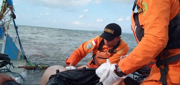 Basarnas melakukan pencarian korban kapal tenggelam di Sumenep, Madura. Foto: Istimewa Basarnas (Antara)